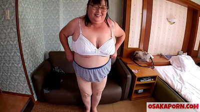 Abụba Japanese mama na-egosi ya nnukwu nnụnnụ tit na-enwe a mmekọahụ ụmụaka. Otu nne dị afọ 51 bụ́ onye Eshia na-ekwu banyere ahụmahụ ya n’enwe mmekọahụ. Yukiko 1 OSAKAPORN mmanu abuba